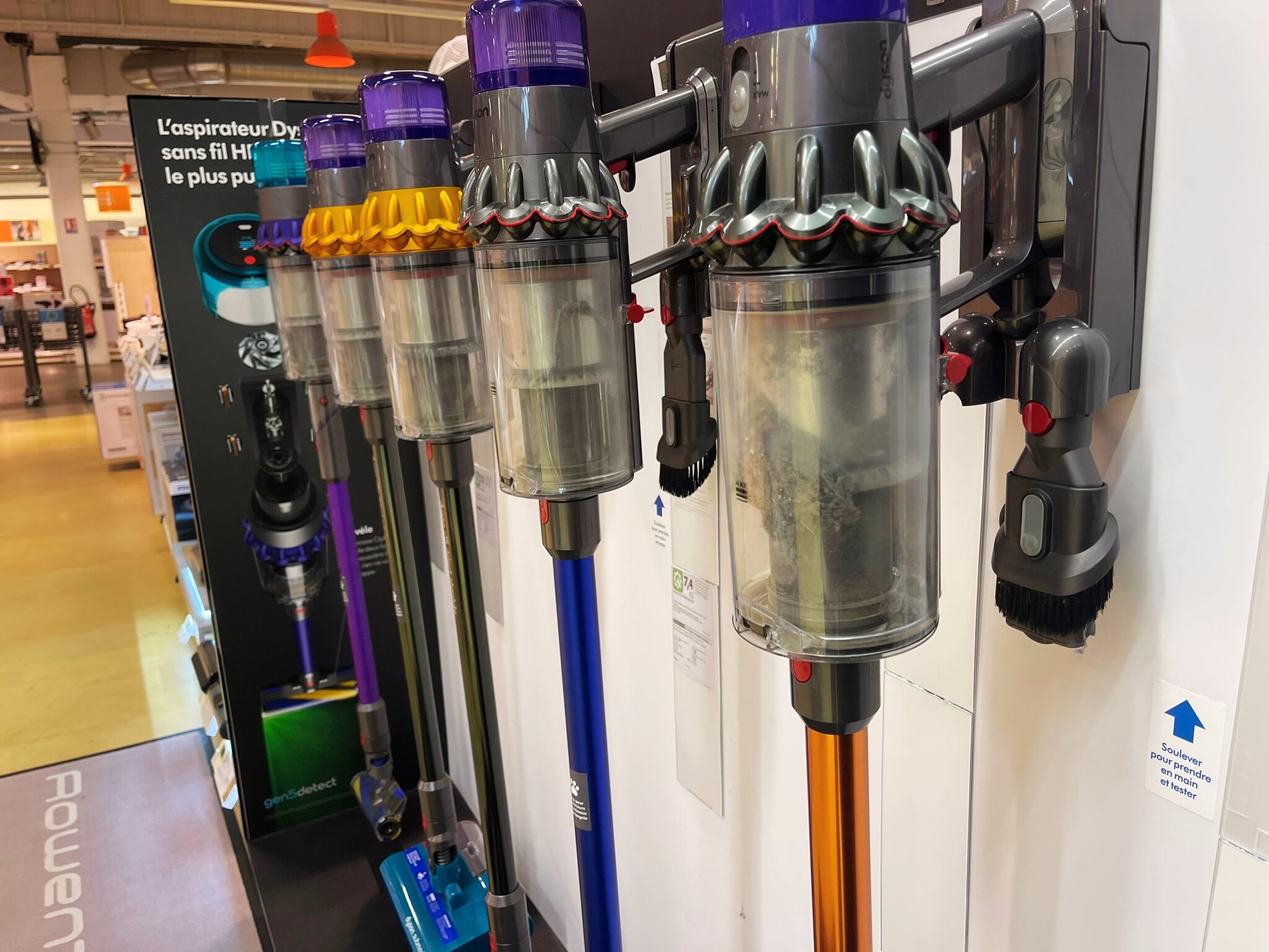 Ensemble de la gamme Dyson chez Boulanger Dijon Toison d'Or