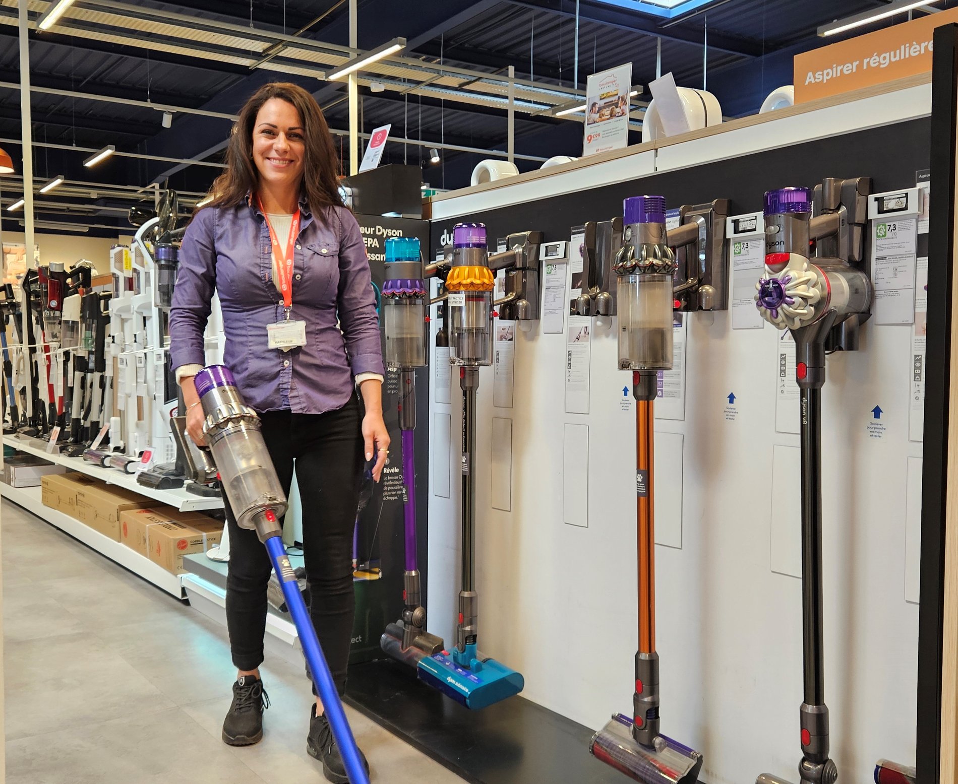 Découvrez la sélection Dyson chez Boulanger Alès : aspirateurs V15 Detect et Cyclone V10, ventilateurs Pure Cool, purificateurs d'air Pure Hot+Cool, sèche-cheveux Supersonic, et lisseurs Corrale pour une expérience de qualité supérieure.