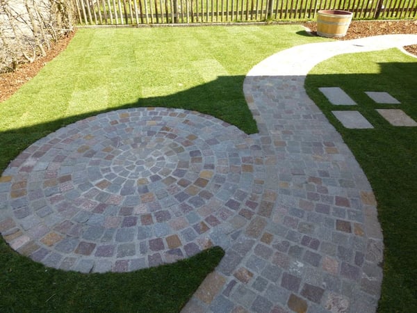 Kleiner Sitzplatz integriert in der Rasenfläche  von garbatec ag in Beringen