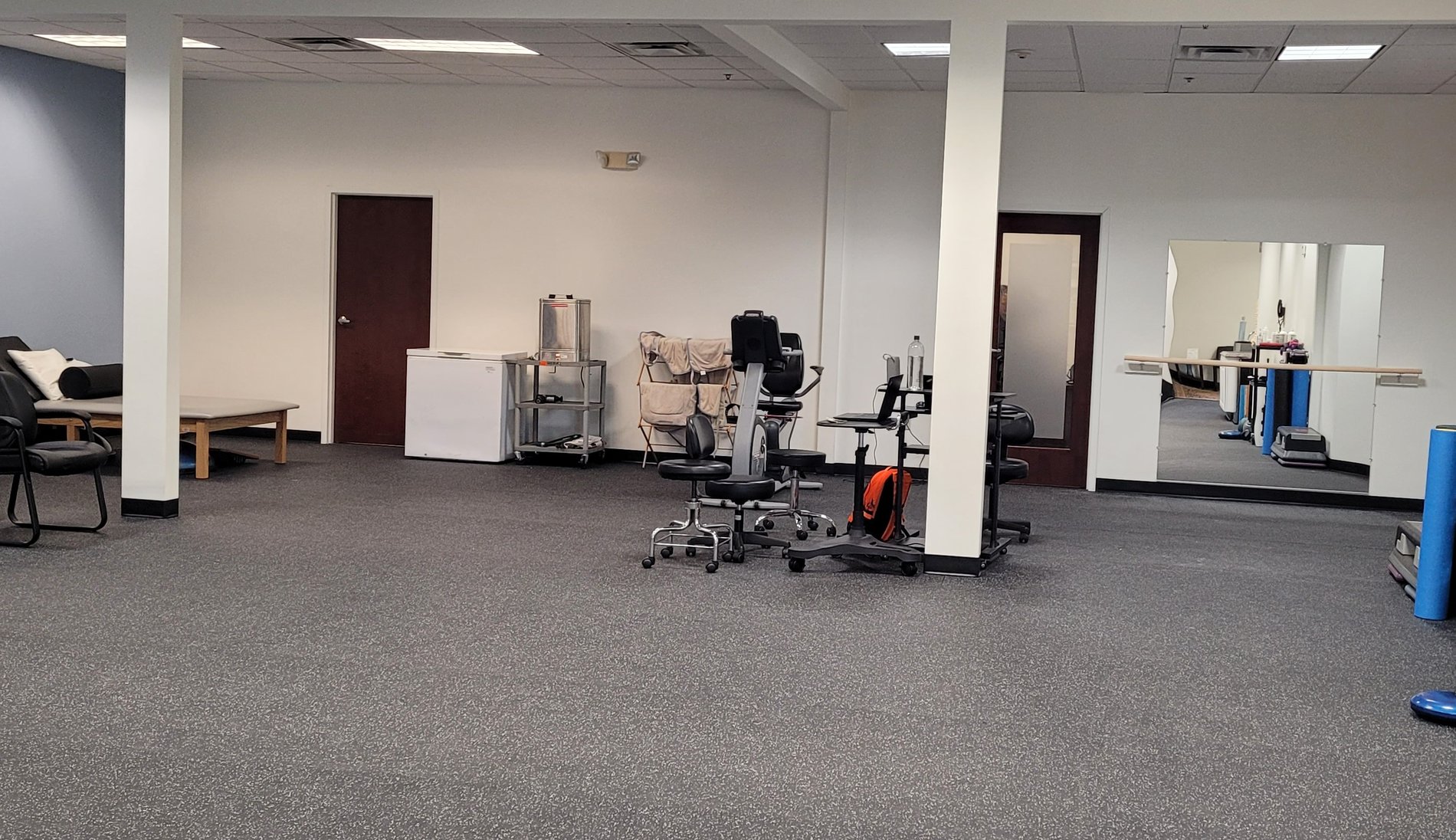 RI-EastGreenwich-BSPT inside patient care area with PT equipment.