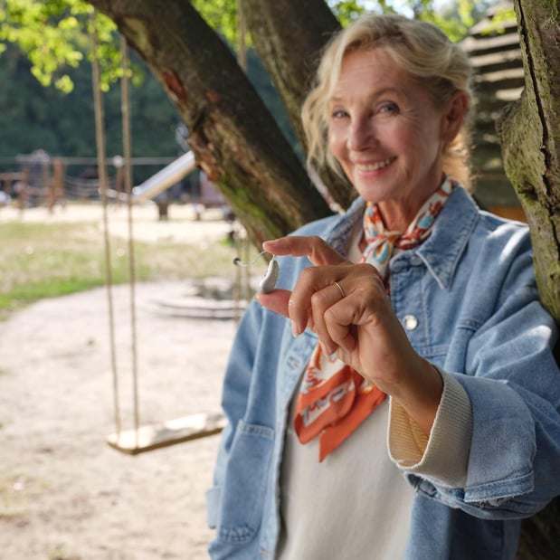 Oma am Spielplatz mit Hörgerät