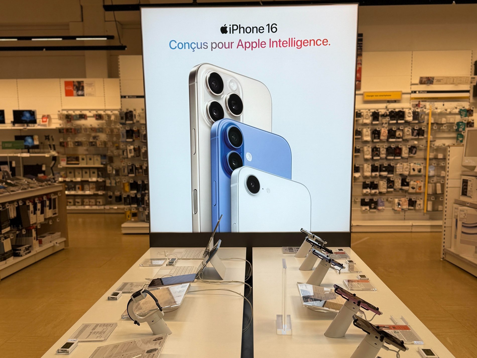 Nouvel espace Apple avec les Iphone16 et Apple Watch et Ultra au rayon multimédia du magasin Boulanger Sainte-Geneviève-des-Bois