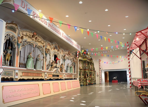 Foyer mit den grossen Jahrmarkt- und Tanzorgeln