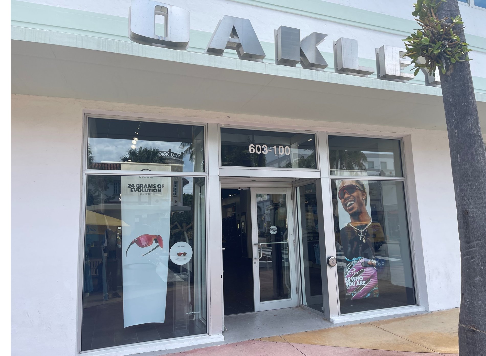 Oakley Store in 19501 Biscayne Blvd Aventura, FL