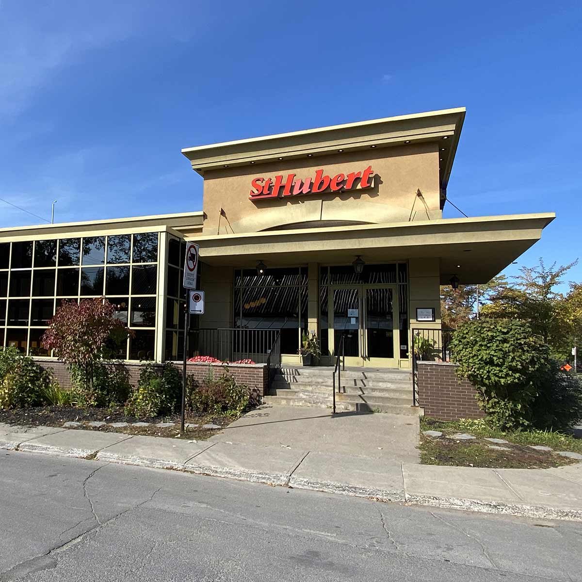 St-Hubert Restaurant et bar - Lajeunesse (Montréal)
