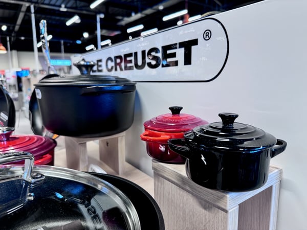 Retrouvez la qualité Le Creuset avec leur célèbre cocotte en fonte Le Creuset, mais également toute leur gamme de cuisson :
Dans votre magasin boulanger de Vichy.