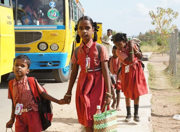 Indische Patenkinder auf dem Weg zur Schule.
