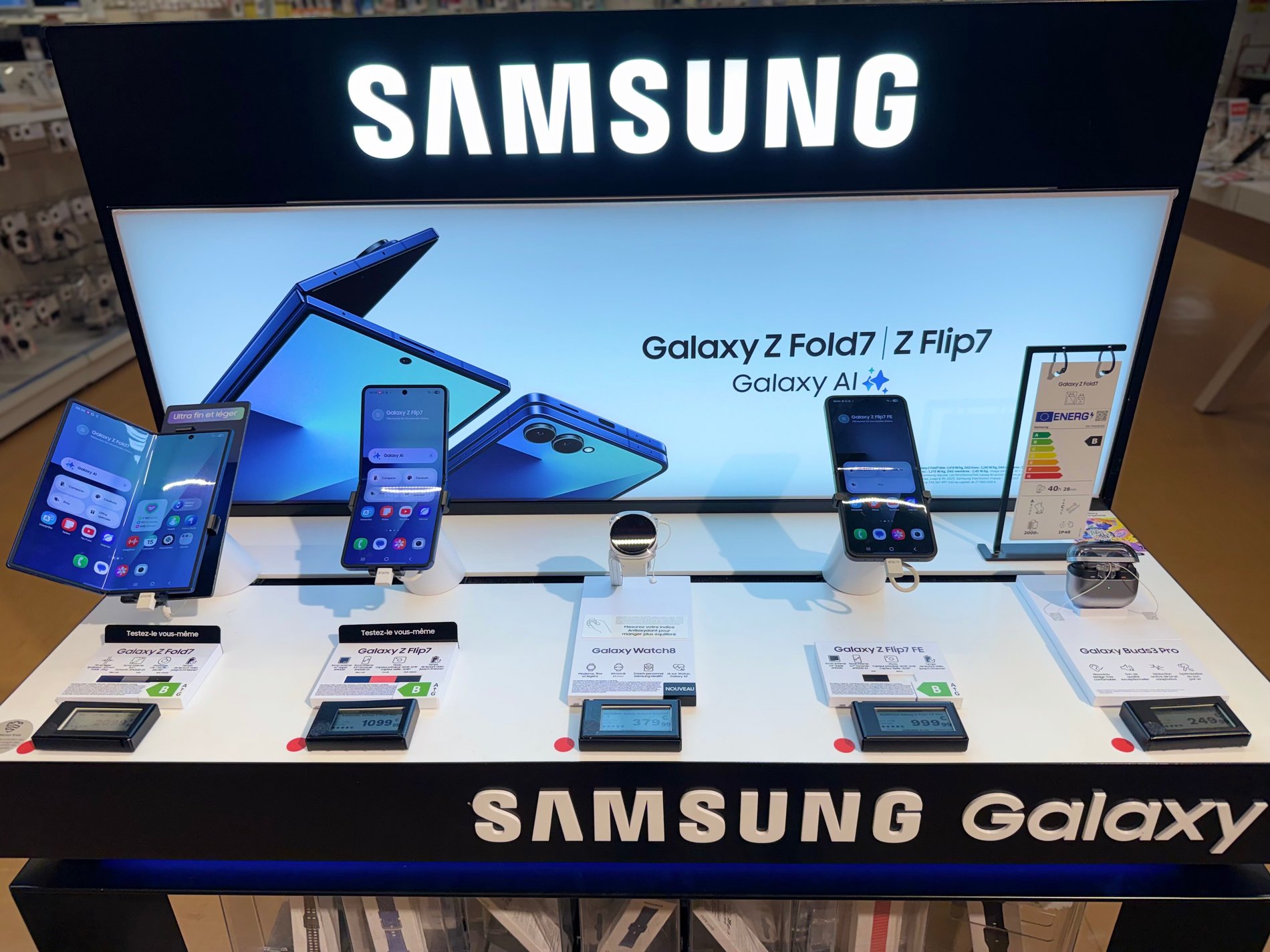 Samsung Galaxy Z Flip 7 & Samsung Galaxy Z Fold 7 : deux smartphones pliables d’exception. Le Z Flip 7 séduit par son format compact et sa grande fenêtre externe 4,1 ", parfait pour glisser dans la poche sans compromis. Le Z Fold 7, quant à lui, se transforme en tablette avec son écran 8" déplié, capteur photo 200 MP et tout le pouvoir d’un flagship. Choisissez la taille qui vous va, et vivez l’innovation Samsung dans votre main. Venez les découvrir à Boulanger Dijon Quetigny