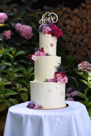 Hochzeitstorte mehrstöckig Blumendekor - Das Naschwerk