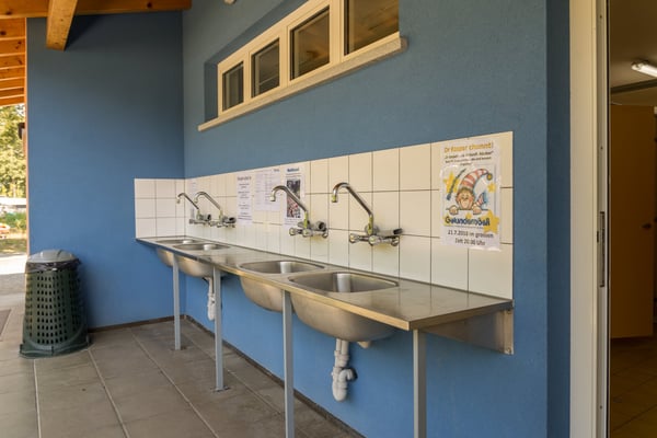 Unser zentrales Sanitärgebäude bietet genügend Abwaschstationen, sowie einen grosszügigen Toiletten- und Duschbereich. Auch Waschmaschinen und Trockner befinden sich bei unserem Sanitärgebäude.