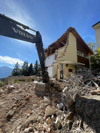 Démolition complète d'un bâtiment à Crans-Montana.