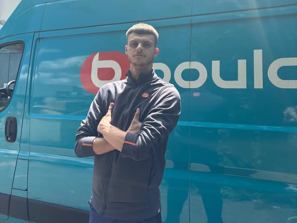 Joffrey fait parti de la Team Boulanger Bourg-en-Bresse depuis 2021 !
Il évolue au cœur des produits pour assurer le service client et une bonne gestion des stocks, de la réception des produits en réserve à la remise du produit au client. Ses rayons doivent toujours être “parfaits” ! Polyvalent, il est aussi responsable des accessoires sur le parcours client.
