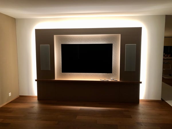 TV–Wand beleuchtet, eingebaute Lautsprecher