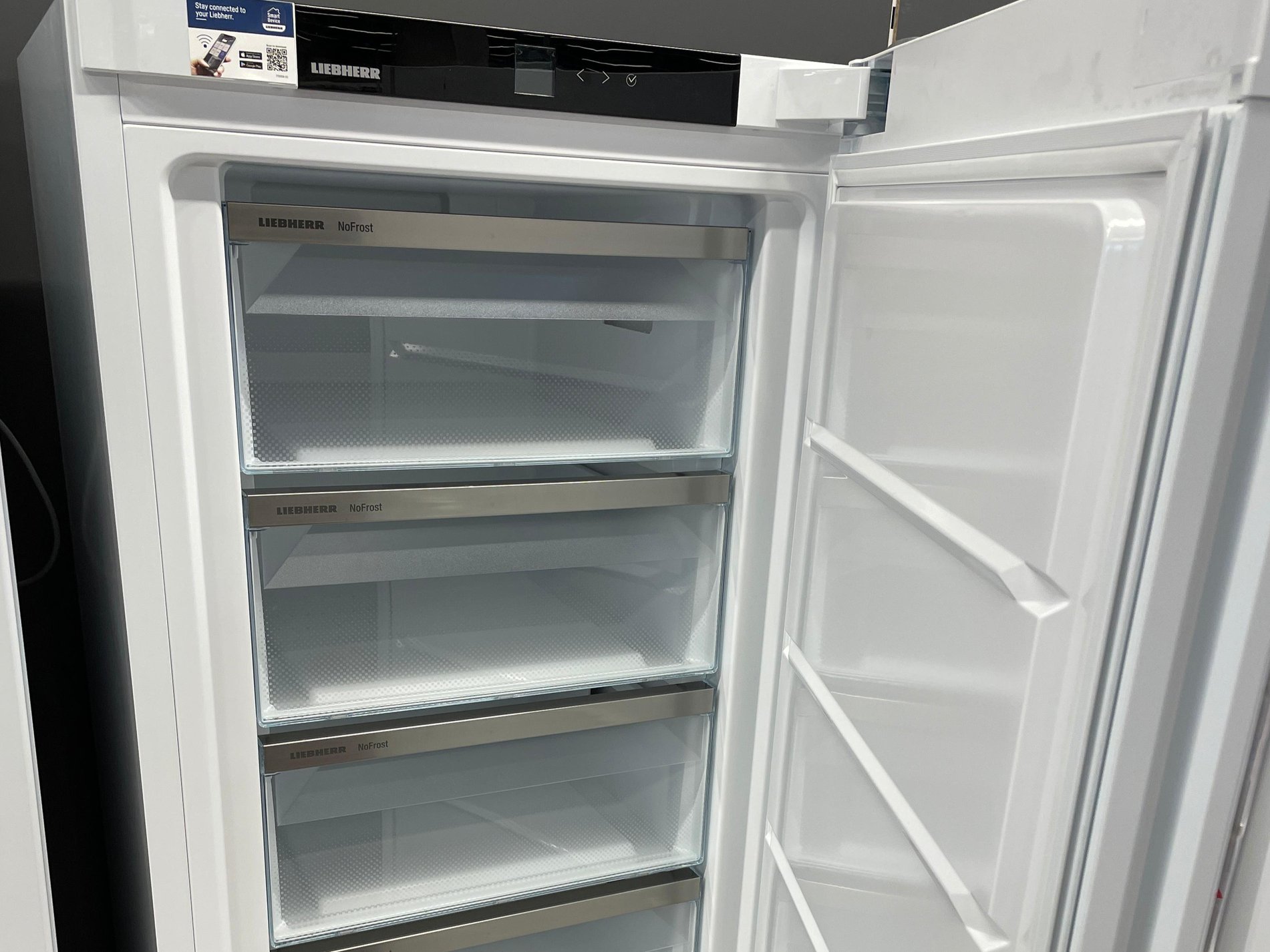 Congélateur armoire blanche de la marque Liebherr de votre magasin Boulanger Bourg-en-Bresse