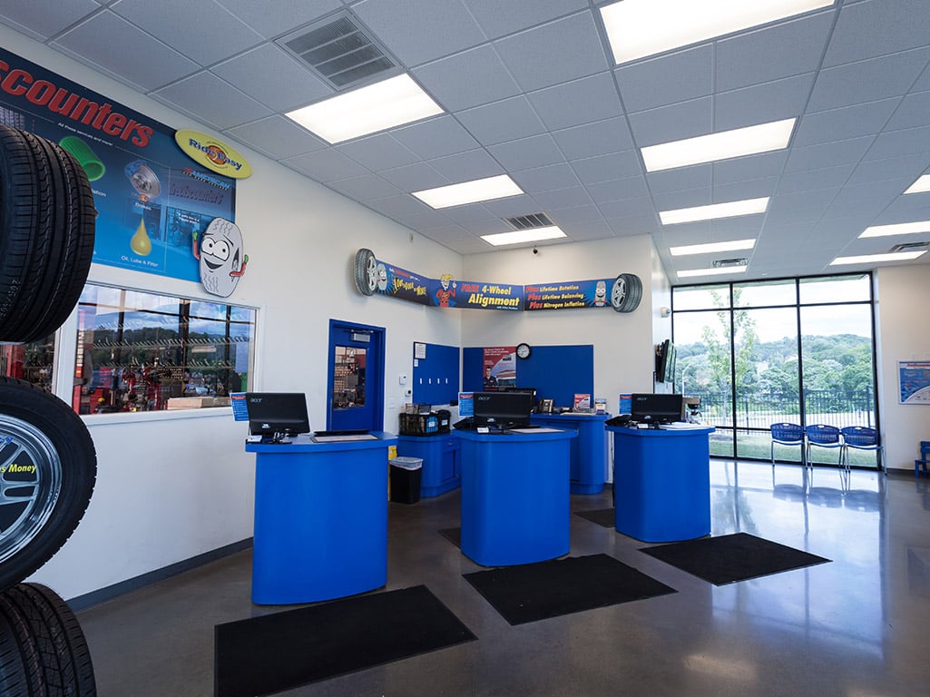 Tire Discounters Newport Pavilion tires, alignment, brakes, autoglass in Newport, KY