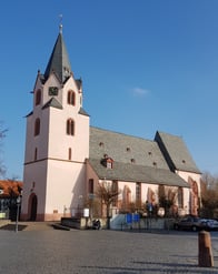Bedeutendes historisches Bauwerk. Nennung im Jahre 743 als St. Peters Basilika, die an der Stelle der heutigen Stadtkirche von Groß-Umstadt stand. Mit Ausnahme des älteren Westturms ist das Gotteshaus ein Bau aus der Zeit von 1465 - 1594.