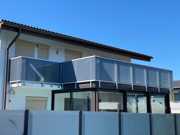 Balkon mit Glasgeländer