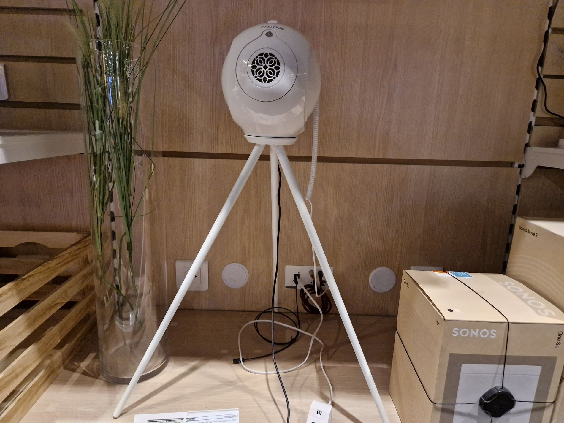 Présentoir Devialet du magasin Boulanger Lognes