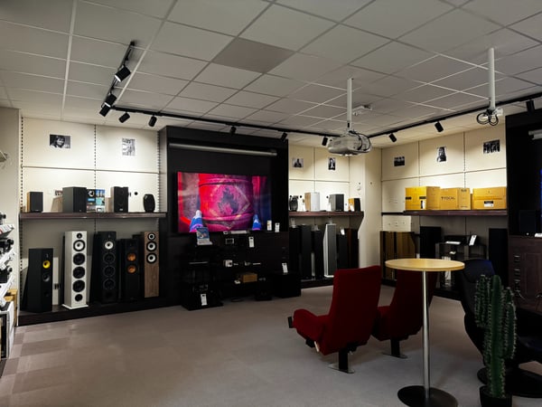 Auditorium. Télévision. Barre de son. Home cinéma. Système son.
