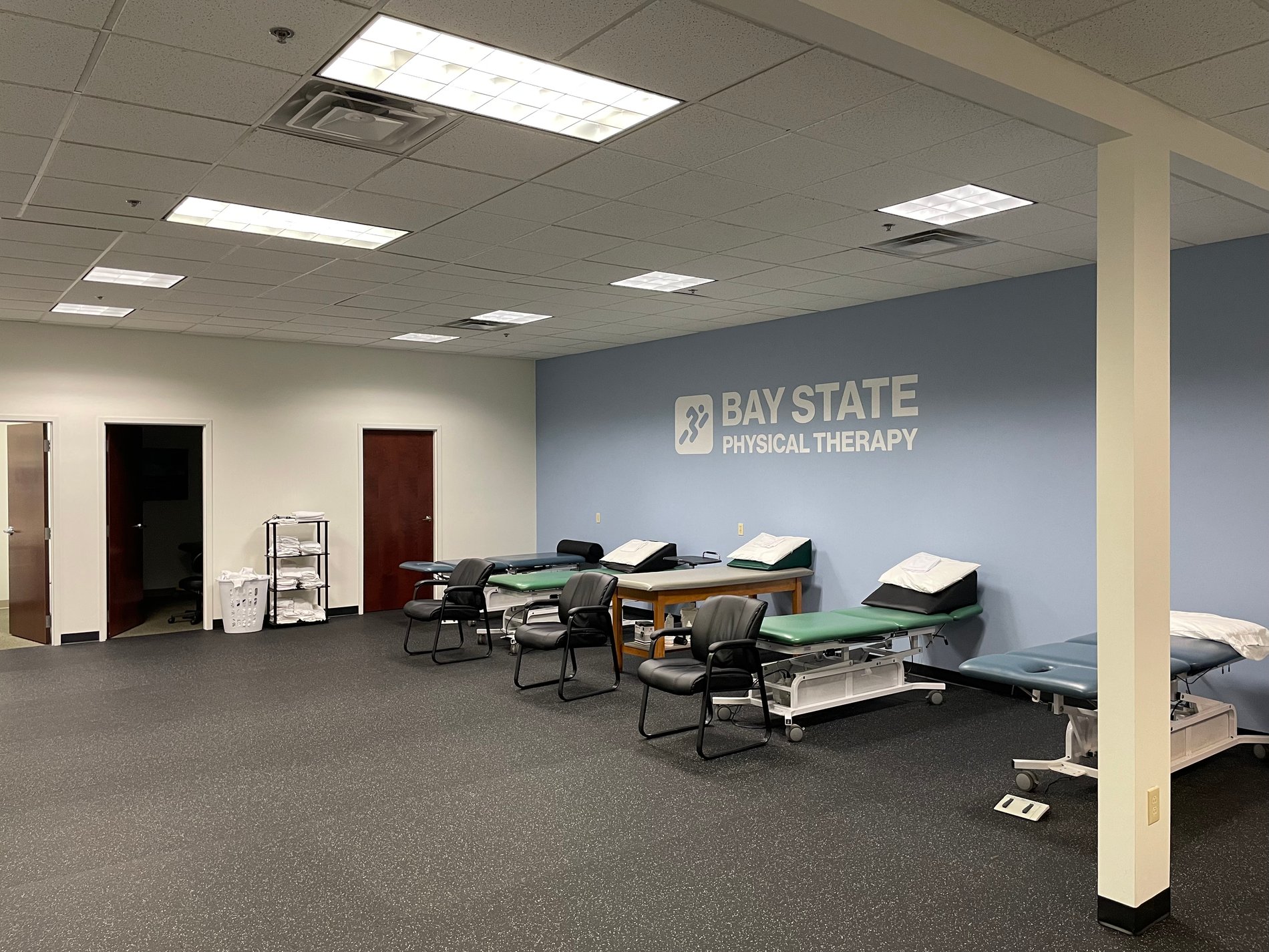 RI-EastGreenwich-BSPT inside patient care area with PT tables.