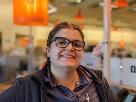 Laurine, conseillère service client
