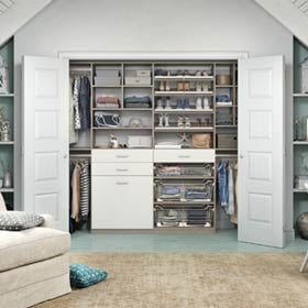 Armarios a medida de color ceniza claro en un armario | Armarios de California