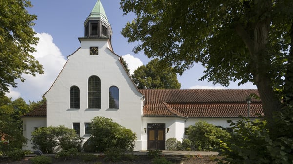 Ein weiß verputztes Kirchengebäude
