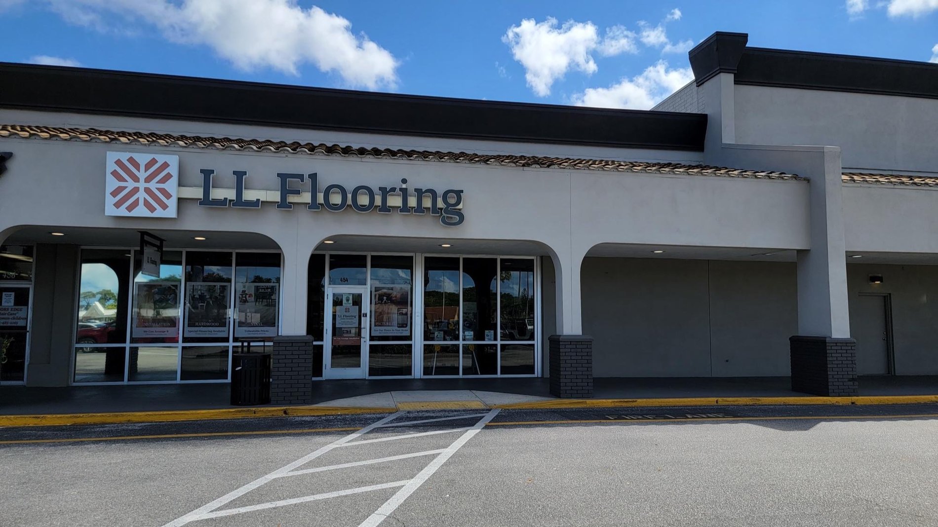 LL Flooring #1369 Venice | 454 US 41 Bypass N. | Storefront