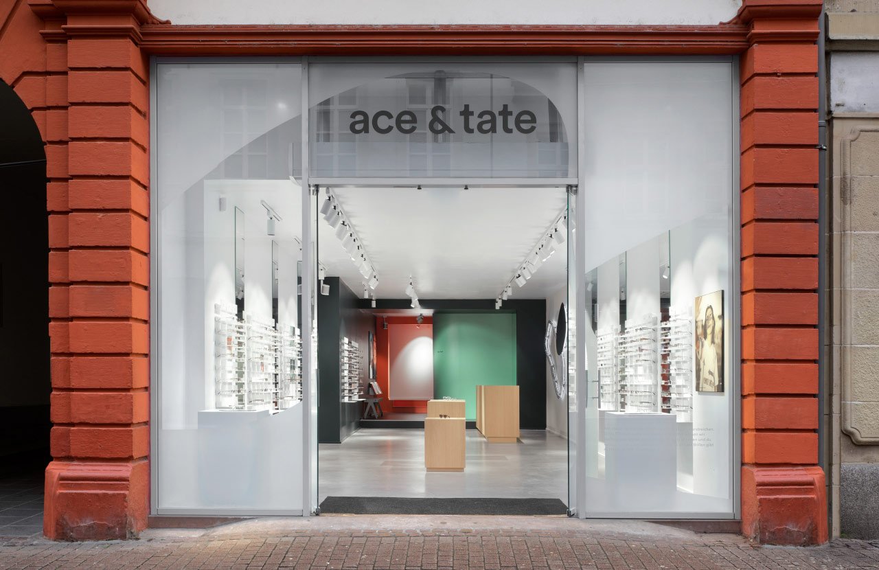 L’intérieur de la boutique Ace & Tate à Hauptstraße