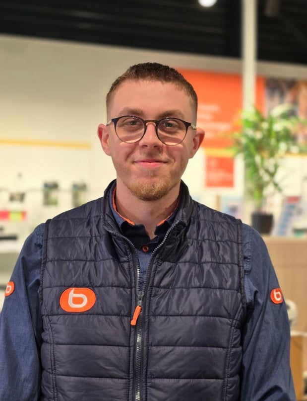 Moi, c’est Mahoney ! Conseiller au rayon jeux vidéo, je mets mon expertise et ma passion au service des clients, avec un objectif simple : le bon produit, le bon conseil, sans prise de tête ! 😎
Une fois mon badge rangé, je préside une association de partage de jeux vidéo. Autant vous dire que chez moi, le « multijoueur » est un mode de vie !
Passez me voir en magasin, je vous donnerai mes meilleurs conseils… et peut-être même quelques cheat codes ! ✨