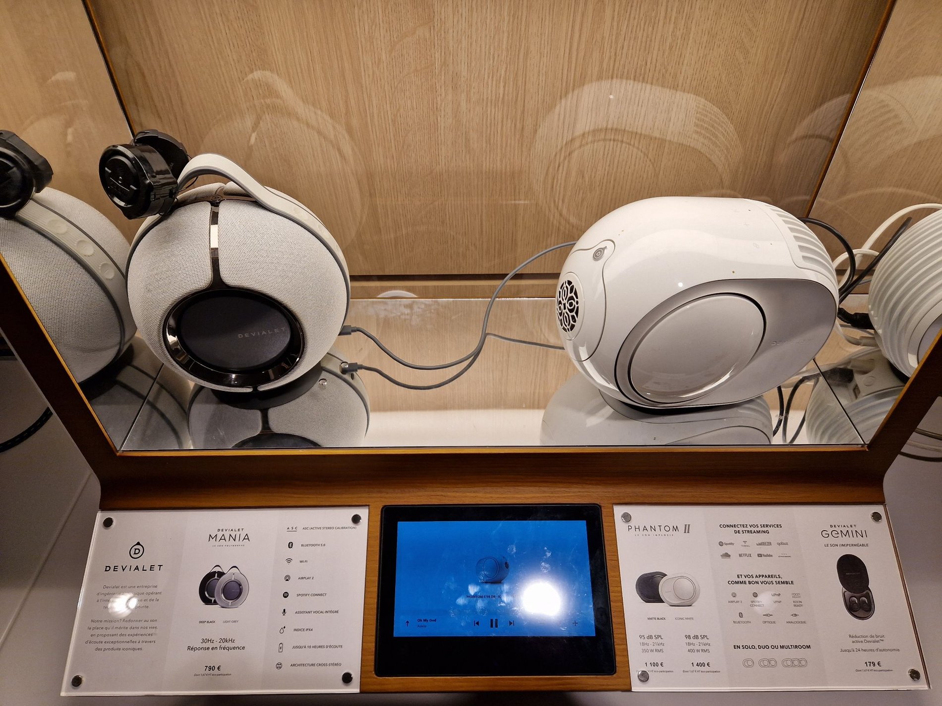 Présentoir Devialet du magasin Boulanger Lognes