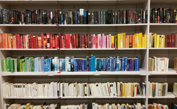 die Bibliotheke, farbig, froh und überschaubar