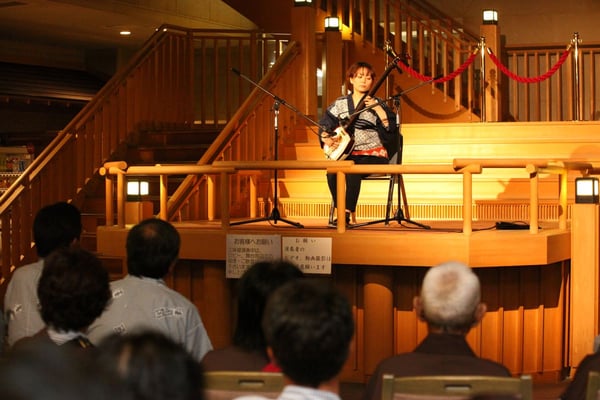 土地の言葉を交えての解説と演奏がテンポよく進む