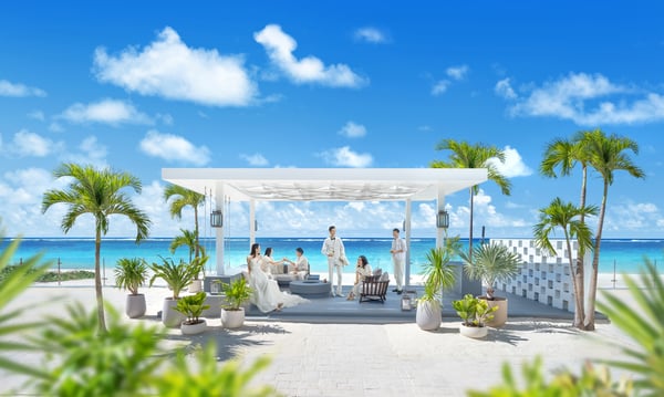 ビーチで結婚式を楽しむ新郎新婦と友人たち