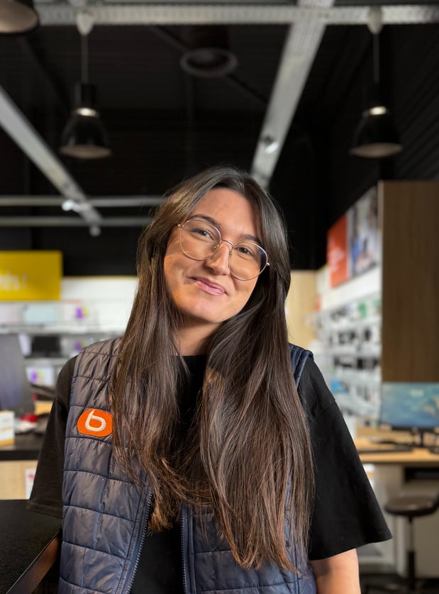 Photo portrait couleur Julia collaborateur Boulanger