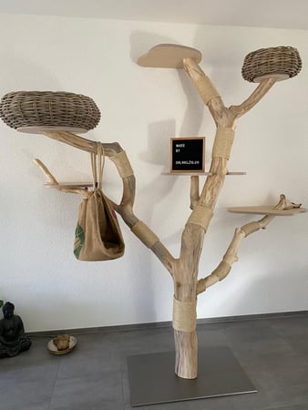 Katzenbaum aus Naturholz Baumkrone (Esche) mit Liegeflächen, Stamm teilweise umwickelt mit Naturseil
