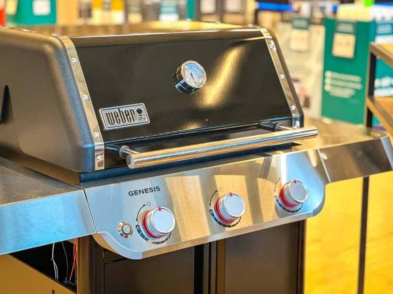Découvrez le barbecue weber genesis e-315, avec ses 3 brûleurs innovants PUREBLU™ garantissent une combustion optimale pour une cuisson précise et maîtrisée. La grille en fonte d'acier émaillé favorise une saisie parfaite des aliments, tandis que le système Weber Crafted - Gourmet BBQ System ouvre la porte à une multitude de recettes savoureuses.