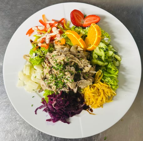 Siedfleischsalat garniert