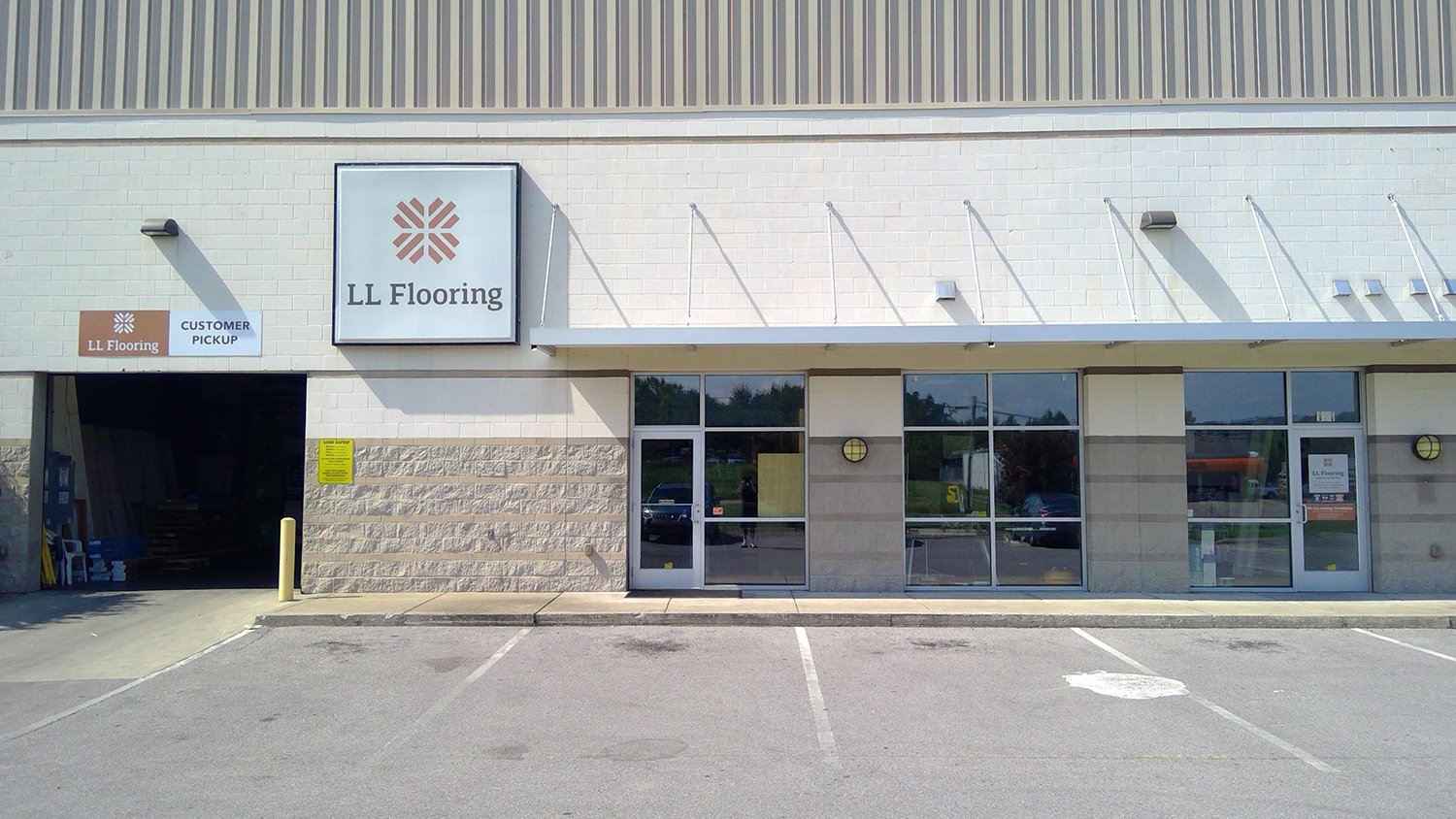 LL Flooring #1052 La Vergne | 131 Charter Place | Storefront