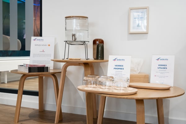 La clinique dentaire Ardentis met à disposition un espace de convivialité avec boissons afin d'offrir un accueil chaleureux et confortable à ses patients.