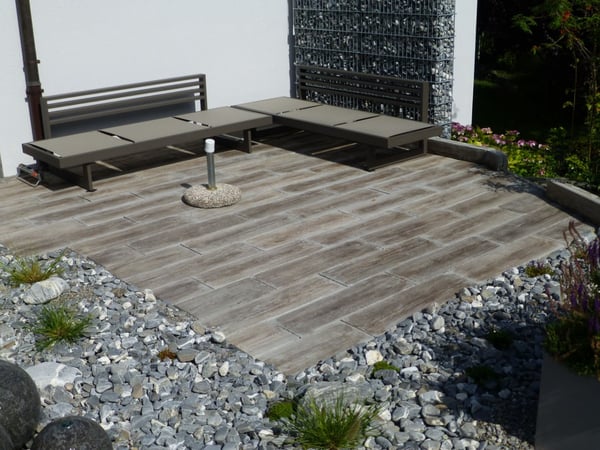 Sitzplatz mit Sichtschutz und Steingarten  von garbatec ag in Beringen