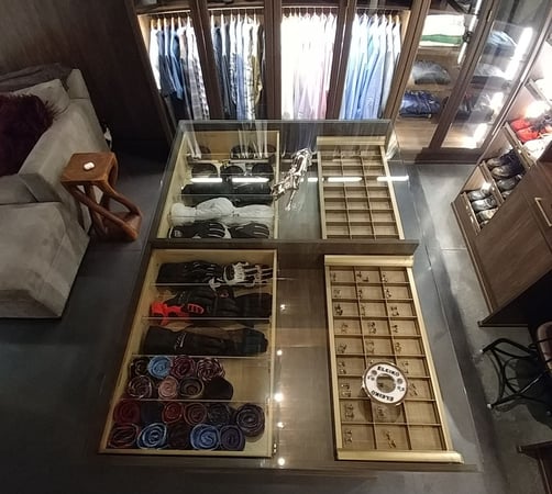 Glass Island-top with pull-out accessories.