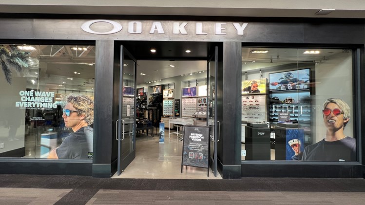 Descubrir 59+ imagen oakley brea mall