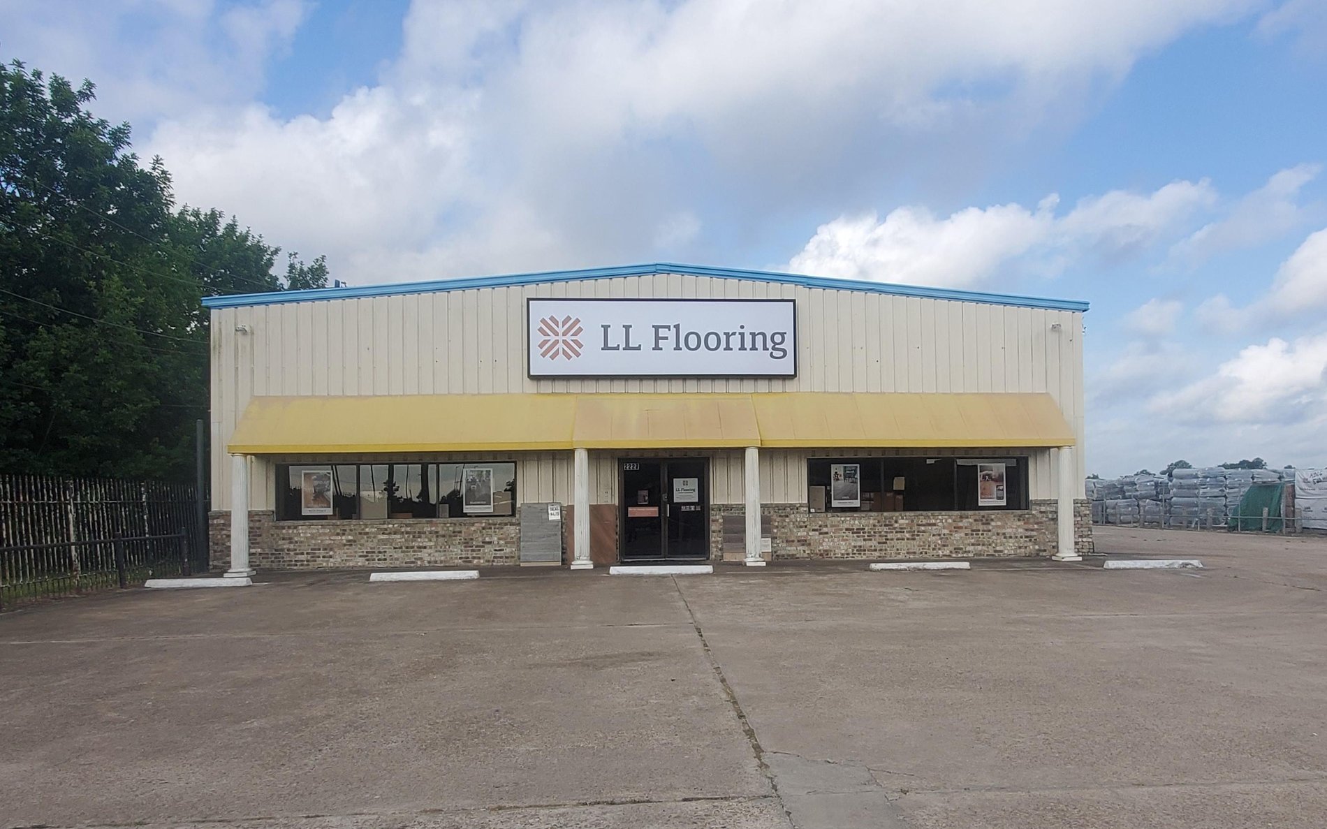 LL Flooring #1271 League City | 2227 Gulf Freeway | Storefront