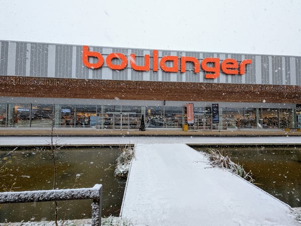 La façade de notre magasin Boulanger Persan Chambly sous son manteau neigeux !