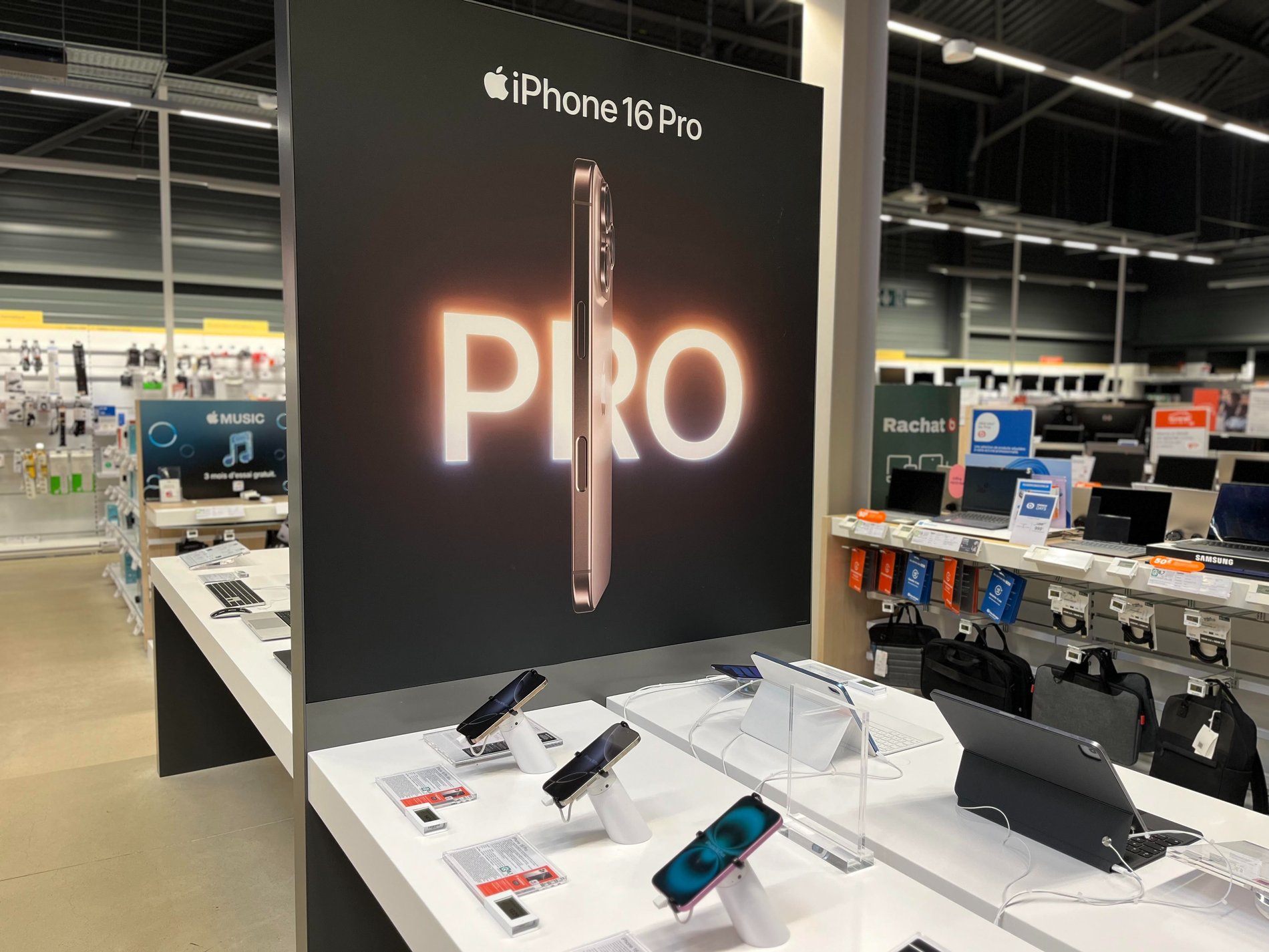 Découvrez notre espace Apple et les nouveaux iPhone 16, 16 plus, 16 pro et 16 pro max