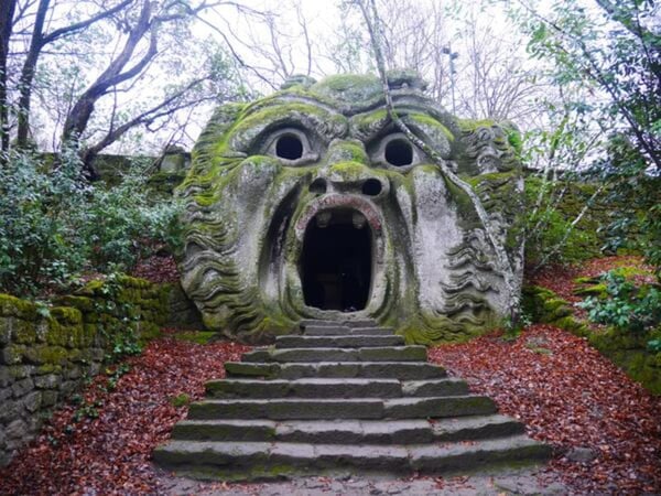 【イタリア】ルネサンスの異形庭園！怪物たちが待ち受ける口の中へ