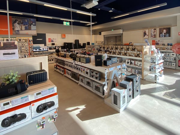 Rayon des enceintes, des écouteurs fils et sans fil ainsi des casques et des sonos de diverses marques telles que JBL, Marshall, EssentielB. IPhone, BOSE, Sonos, et plein d'autres encore dans votre magasin Boulanger Bourg-en-Bresse.