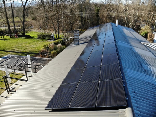 Installation en surimposition de 54 modules photovoltaïques pour une puissance totale de 15.66 kWc à Plan-les-Ouates