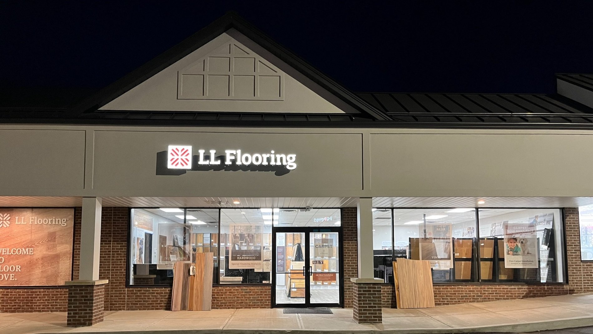 LL Flooring #1263 Danbury | 71 Newtown Road | Storefront